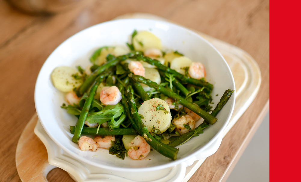 Salade de pommes de terre, asperges vertes et crevettes